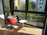 Der er ugenert udsigt til tr�erne og gadelivet fra karnappen