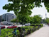 P� mSenefeleder Platz er der U-banestation med direkte forbindelse til Alexanderplatz og Zoo